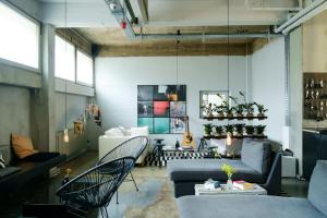 Uma área de estar em WALLYARD Stay