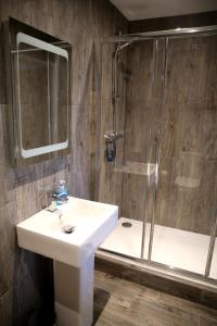 Et badeværelse på Rutland Point Rooms