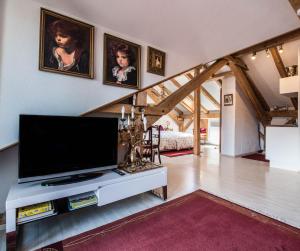 ein Wohnzimmer mit einem großen Flachbild-TV in der Unterkunft Ferienwohnungen Rexha in Schwangau