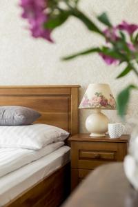 een slaapkamer met een bed en een tafel met een lamp bij Jawor in Zakopane