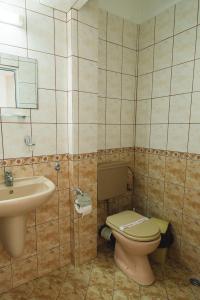 A bathroom at Plovdiv Hotel