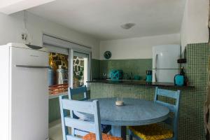 Una cocina o cocineta en Suítes da Piscina
