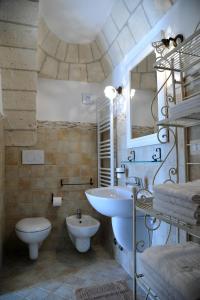 un bagno con lavandino e WC di Trullo delle Querce Suite Private Pool a Martina Franca