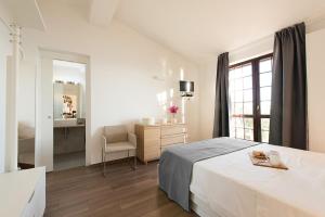 シラクーサにあるVilla Plemmirioのベッドルーム1室(ベッド1台、デスク、椅子付)