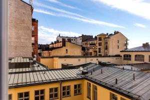 een uitzicht vanaf het dak van een gebouw bij Hotel Lilla Roberts in Helsinki