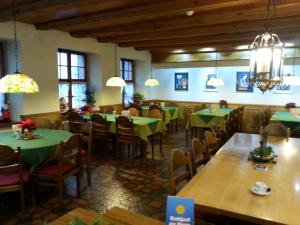 un comedor con mesas verdes y sillas en Gasthaus zur Sonne, en Aesch