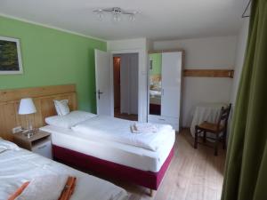 A bed or beds in a room at Gasthof Dorfschenke
