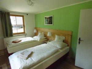 A bed or beds in a room at Gasthof Dorfschenke