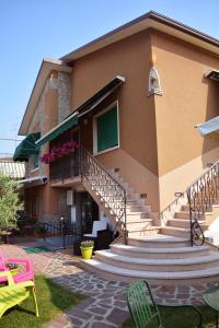 um edifício com escadas e cadeiras num quintal em Villa Chiara em Lazise