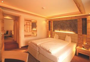 Postel nebo postele na pokoji v ubytování Hotel Garni Muttler Alpinresort & Spa + 34 fotografií