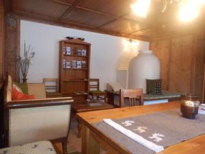 jadalnia ze stołem i krzesłami w obiekcie Ferienhaus Schmittenhof w mieście Biberwier +29 zdjęć
