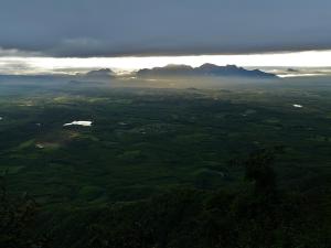 una vista aerea su un campo verde con una montagna di Chalés Sítio do Alemão a Ubajara