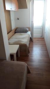 Pokój z 2 łóżkami, stołem i oknem w obiekcie Apartment Amalija w Primošten