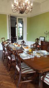 una sala da pranzo con tavolo e cibo di Chateau Mezger ad Albefeuille-Lagarde