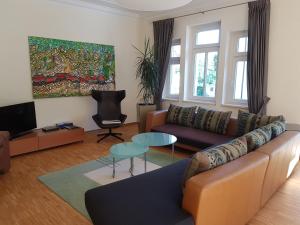 sala de estar con sofá y TV en Villa Weitblick en Eisenach