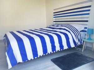ThueytsにあるModern Villa in Thueyts with Swimming Poolの- 青と白のストライプのベッド1台(ベッドルーム内)