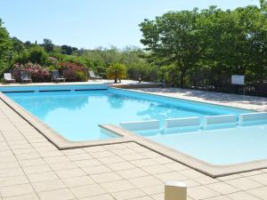 レ・ヴァンにあるQuaint Holiday Home in Les Vans with Swimming Poolの庭の青い水を使用した大型スイミングプール