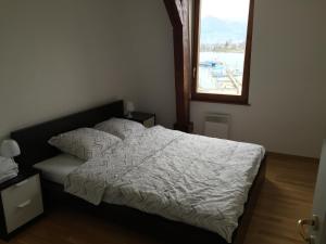 1 dormitorio con 1 cama y ventana grande en B&B Le Phare en Bouveret