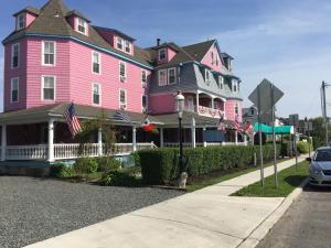 a pink house on the side of a street at The Grenville Hotel and Restaurant in Bay Head