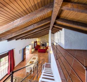 - une vue sur une mezzanine avec un escalier dans l'établissement Hacienda Roche Viejo, à Conil de la Frontera