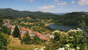 a view of a town and a lake in a valley at Gîte Béthel in Lachamp-Raphaël