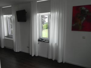 En TV eller et underholdningssystem på Hotel - Restaurant Uit De Kunst