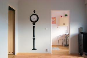 un reloj en la pared en una habitación en Apartament u Teofila, en Koszalin