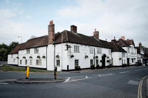 un bâtiment blanc sur le côté d'une rue dans l'établissement The Crown Inn, à Bishops Waltham