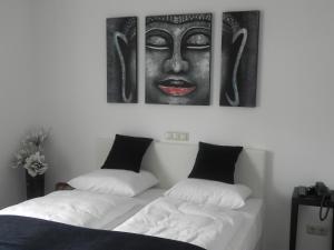 Un pat sau paturi într-o cameră la Hotel - Restaurant Uit De Kunst