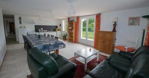 Sept-ventsにあるecrin de fleurs et verdureのテーブルとソファのあるリビングルーム