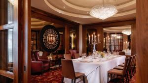 uma sala de jantar com uma mesa longa e cadeiras em The Savoy Hotel em Limerick