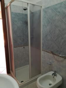 La salle de bains est pourvue d'une douche et d'un lavabo. dans l'établissement Casa Vacanze Bellavista, à Santa Maria Navarrese