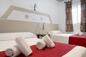 Postel nebo postele na pokoji v ubytování Hostal Victoria
