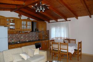 cocina y comedor con mesa y sofá en Villa Mucho, en Sarandë