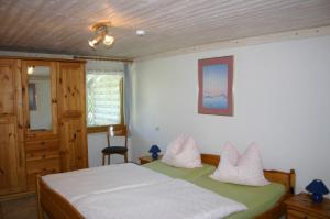 a bedroom with a bed with white pillows at Boddenbrise in Born