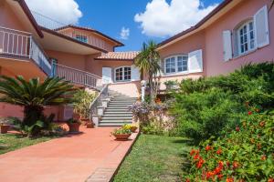 ein Haus mit Treppen und Blumen im Hof in der Unterkunft Tony Home in Olbia