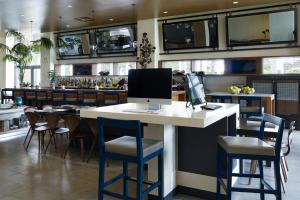 Un restaurant u otro lugar para comer en Wyndham Orlando Resort International Drive