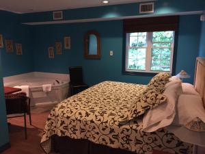 A bed or beds in a room at Little Hawk Resort & Marina