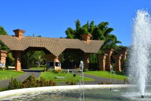 uma fonte em frente a um edifício com um pavilhão em Hotel Fazenda Fonte Colina Verde em São Pedro