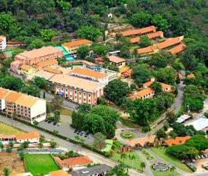 an overhead view of a town with buildings and a street at Hotel Fazenda Fonte Colina Verde in São Pedro