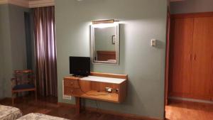Televízia a/alebo spoločenská miestnosť v ubytovaní Hotel Juan Carlos I