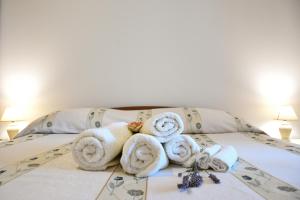 - une pile de serviettes sur le lit dans l'établissement Duska, à Umag