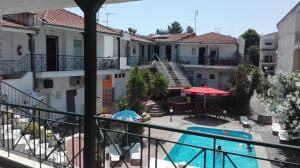 desde el balcón de un edificio con piscina en Star Apartment, en Kallithea Halkidikis
