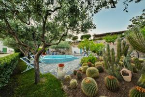 Bazén v ubytování Hotel Villa Miralisa nebo v jeho okolí + 24 fotografií
