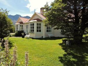 a house with a grass yard in front of it at Hostería El Pilar in El Chalten