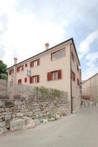 ein Gebäude mit einer Steinmauer davor in der Unterkunft Contrada del Nonno Apartments (city center - private parking on-site) in Rovinj