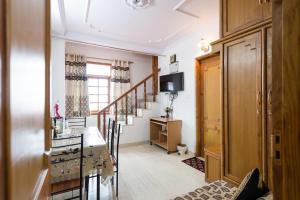 Cette chambre dispose d'un escalier, d'une table et d'un bureau. dans l'établissement The Thistle Lodge, à Shimla