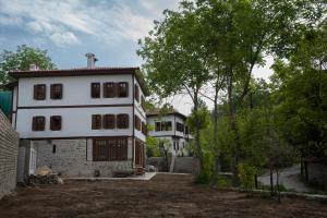 a large white house with trees in front of it at Çamlıca Konak Çarsı in Safranbolu