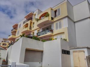 カニコにあるFalesia Apartment - Reis Magos Beachのバルコニー付きの建物