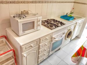Kuchyň nebo kuchyňský kout v ubytování Falesia Apartment - Reis Magos Beach